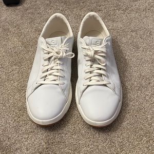 Cole Haan sneakers in very good condition size 7 1/2 mens , white color